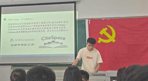 人们在看台上的人在房间里 中度可信度描述已自动生成